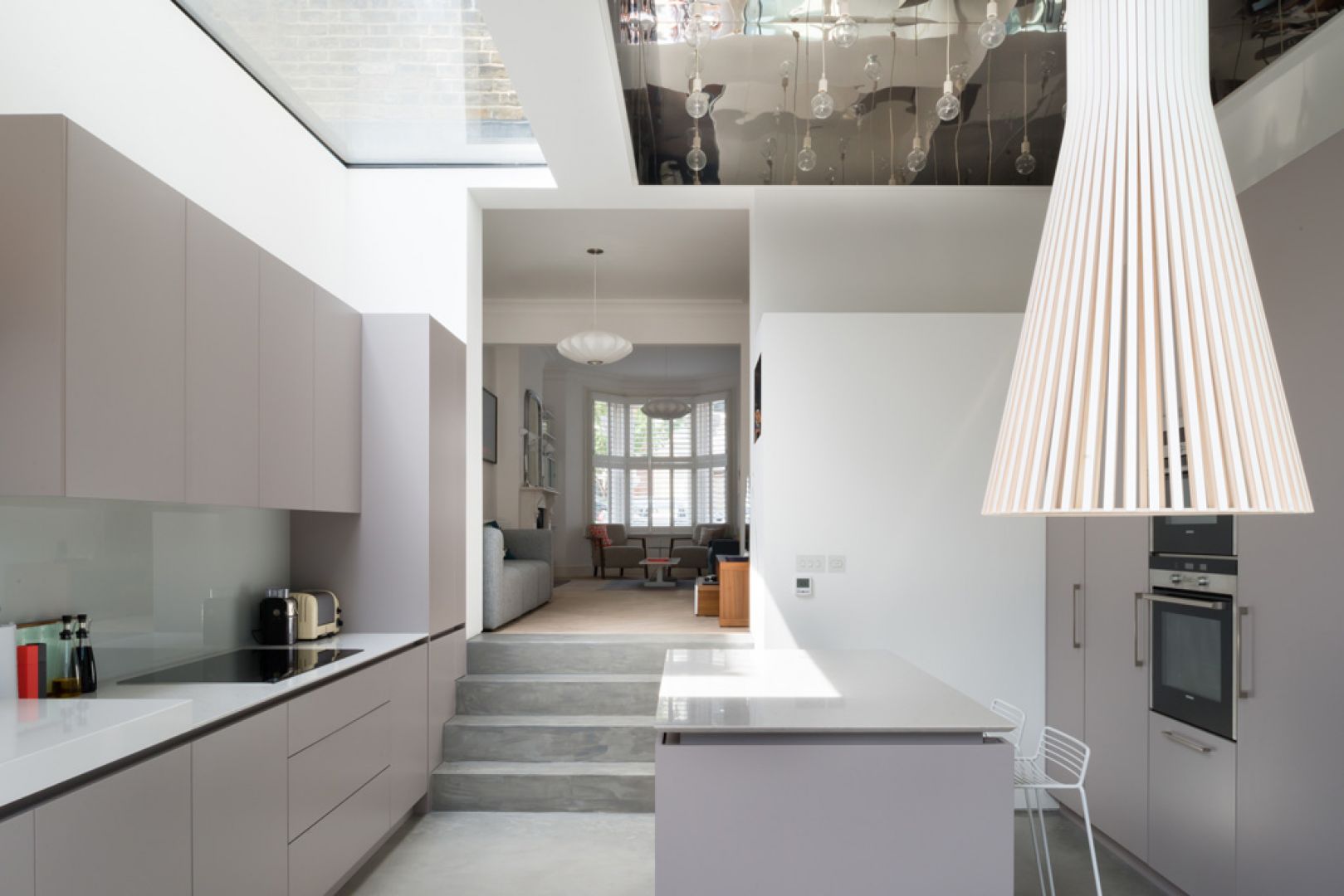 Kuchnię w domu Highbury zaprojektowano w bardzo nowoczesnym, minimalistycznym stylu. Fot. Architecture For London
