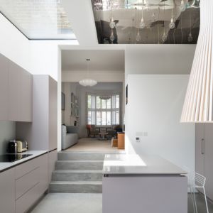 Kuchnię w domu Highbury zaprojektowano w bardzo nowoczesnym, minimalistycznym stylu. Fot. Architecture For London