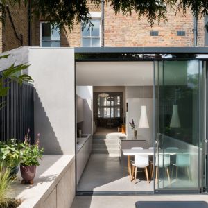 Kuchnię w domu Highbury połączono z ogrodem dużymi, przesuwnymi drzwiami. Fot. Architecture For London