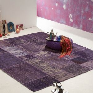 Ten artystyczny recykling zaowocował nieszablonowymi motywami, które przykuwają uwagę domowników i gości. Fot. Epic Carpets