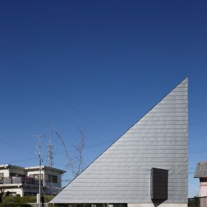 Dom ma nietypowy kształ ostrego trójkąta, zmieścił się na działce o powierzchni ok. 75 mkw. Fot. Kai Nakamura