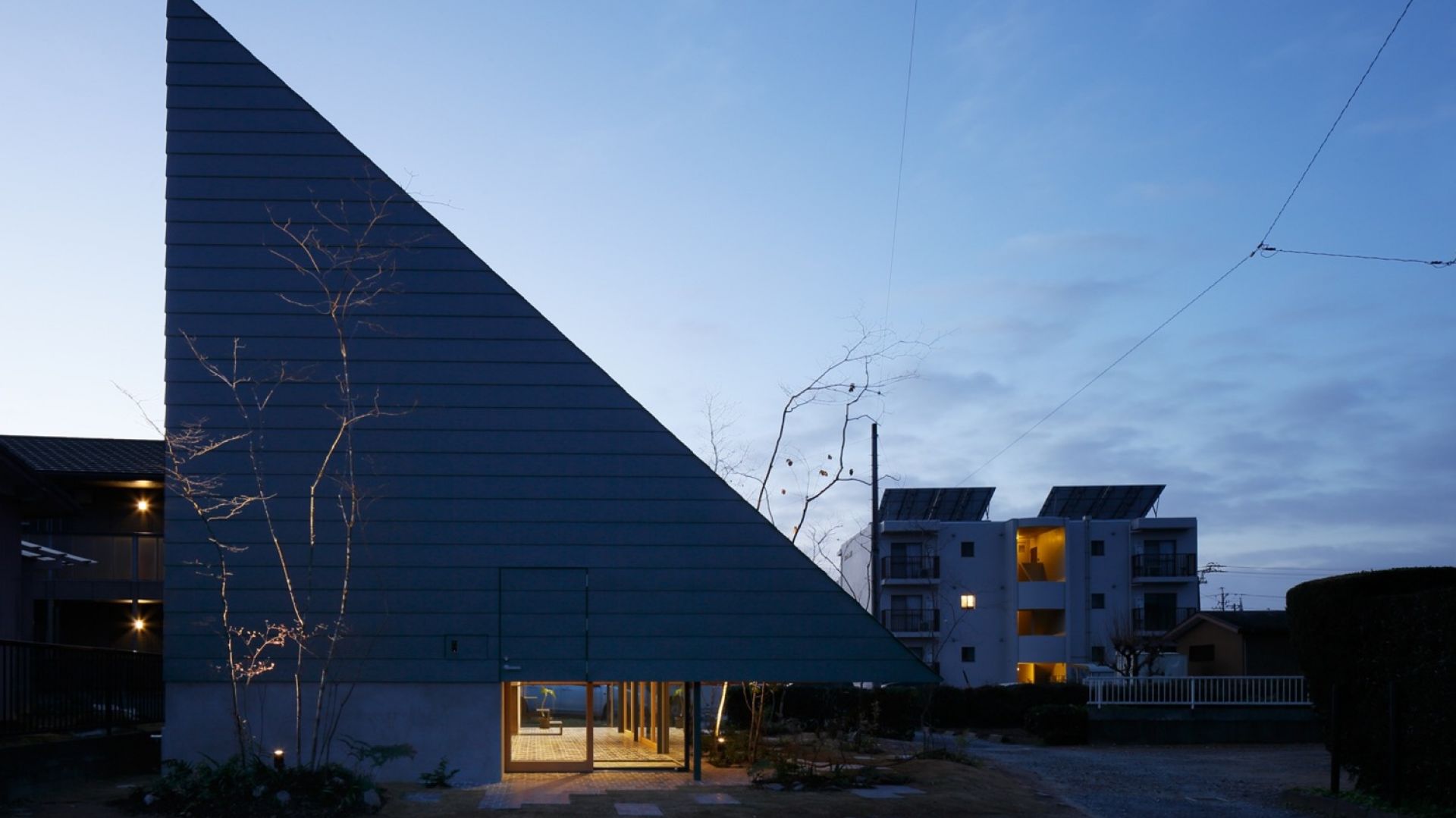 Japoński dom "trójkąt" z otwartym ogrodem pod dachem 71 mkw