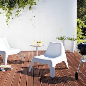 Biały kolor i designerska forma foteli ogrodowych to propozycja dla miłośników nowoczesnego stylu. Fot. Tikkurila