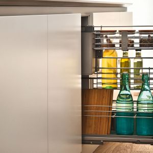 Odpowiedzią na najnowsze trendy urządzaniu kuchni są antracytowe akcesoria. Systemy w tym kolorze występują w najpopularniejszych rozwiązaniach do szafek narożnych, wysokich i podblatowych. Fot. Peka
