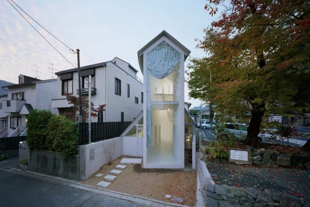 Ten japoński dwukondygnacyjny dom zaskoczy Cię. Jest większy niż myślisz. Wyglądem przypomina przybudówkę, ale dla przechodniów widoczna jest ta wysoka "budka", która rozciąga się dalej w głąb dalszej, ukrytej części rezydencji