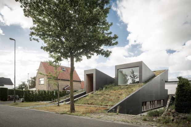 Ten nietypowy, jednorodzinny dom jest owocem ścisłej współpracy pomiędzy belgijskimi architektami ze studia OYO, a inwestorami. Właściciele domu dali "wolną rękę" architektom w stworzeniu ekologicznej i całkiem oryginalnej rezydencji,