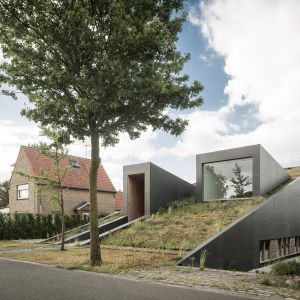 Podczas tworzenia projektu domu "House Pibo" architekci ze studia OYO wyszli od idei umieszczenia salonu... nad sypialnią, co jest bardzo nietypowe dla budownictwa domów jednorodzinnych w Belgii. Fot. Thomas De Bruyne