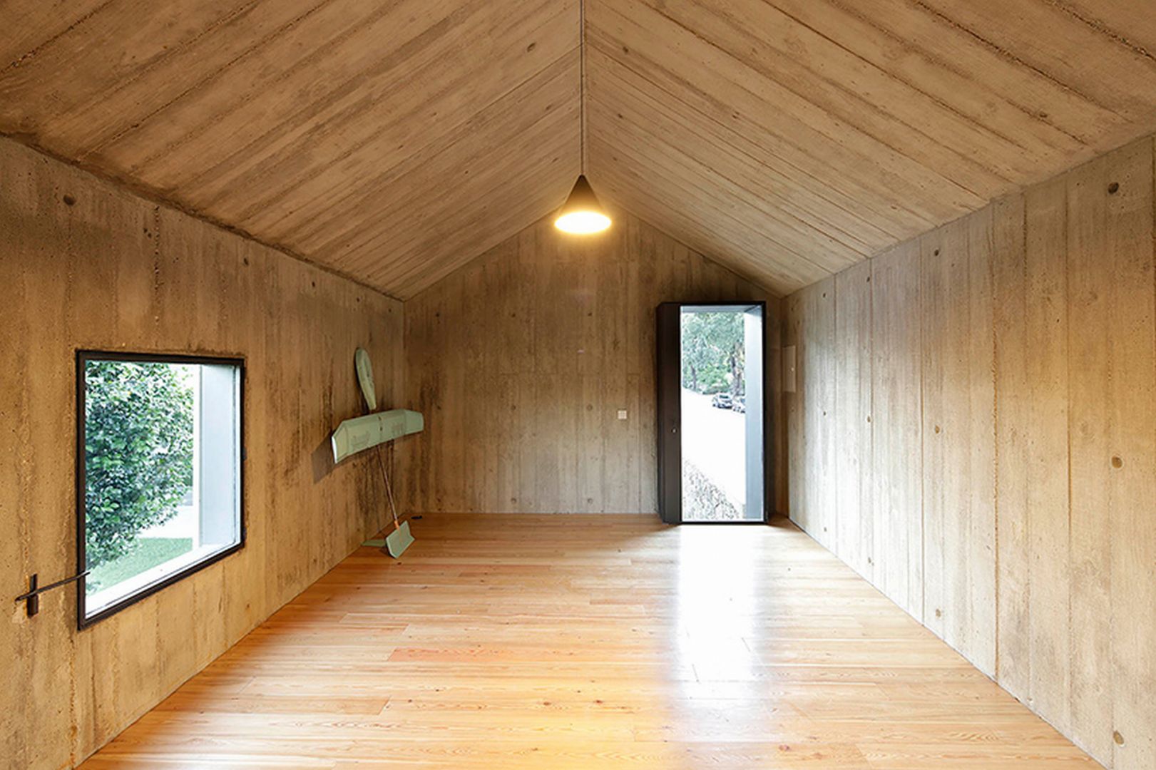 Na górnym poziomie znajduje się pokój dziecięcy, obudowany wewnątrz w całości drewnem, które ociepla wygląd zimnego betonowego domu. Fot. Nelson Garrido