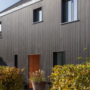 Prosta i zwarta bryła budynku - jakże charakterystyczna dla domów energooszczędnych. Fot. Gresford Architects