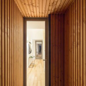 We wnętrzach nie brakuje drewna. Ten naturalny materiał świetnie pasuje do wiejskiego klimatu. Fot. Gresford Architects