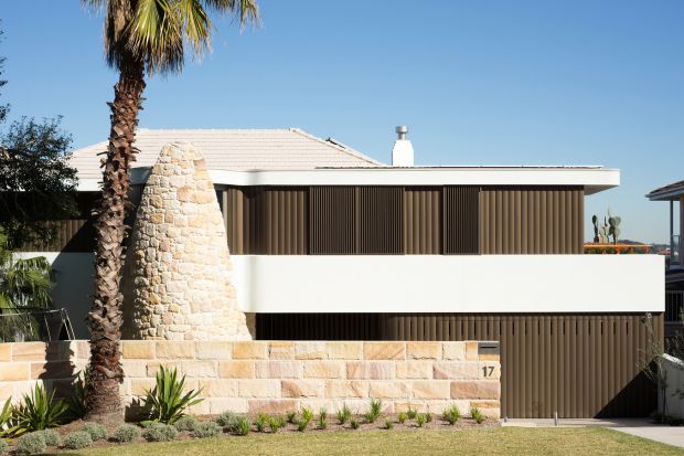 Ten odnowiony dom, usytuowany jest na najwyższym wzgórzu z widokiem na Middle Harbour niedaleko Sydney w Australii. Sędziwy 3-piętrowy, murowany dom zbudowany został na przełomie lat: 1950-1960. Jednak dzięki zabiegom architektów ze studia Luigi R
