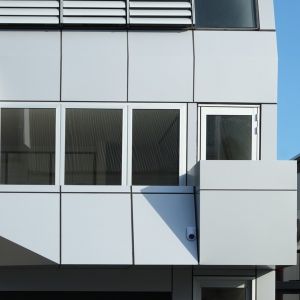 Południowa fasada domu jest pokryta platerowanym srebrnym aluminium, które stoi w ostrym kolorowym kontraście z pozostałymi czarnymi elewacjami. Fot. Thom Craig Architects 