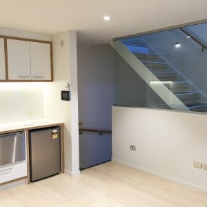 Na parterze mieści się garaż, pralnię oraz schody prowadzące na wyższą kondygnacje do salonu, biura oraz kuchni. Fot. Thom Craig Architects 