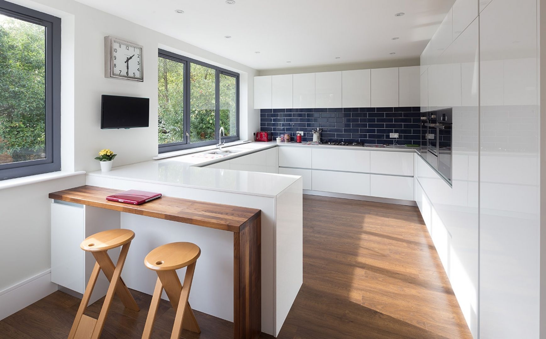 W kuchni dominuje nowoczesny minimalizm. Białe wnętrze ocieplono drewnem. Fot. Nick Leith Smith
