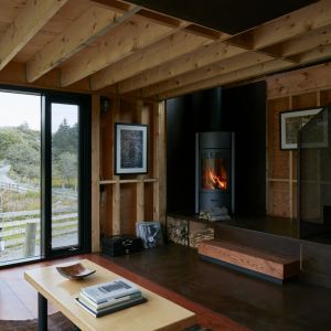 W ascetycznych wnętrzach odnajdziemy ciepłe naturalne materiały oraz otwarte, dobrze doświetlone pomieszczenia, dzięki zastosowaniu wielkogabarytowych przeszkleń. Fot. James Brittain