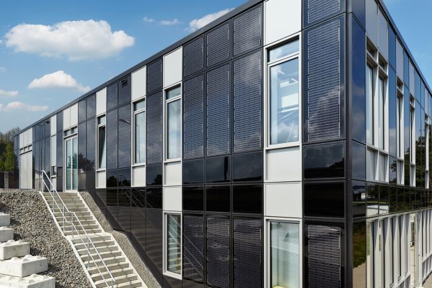 Wysoką funkcjonalność budynku laboratorium firmy Otto Fuchs KG w Meinerzhagen sygnalizują zaawansowane technologie fasadowe z zastosowaniem fotowoltaiki zintegrowanej z fasadą budynku (BIPV). Całościowych rozwiązań powłoki budynku dostarczyła f