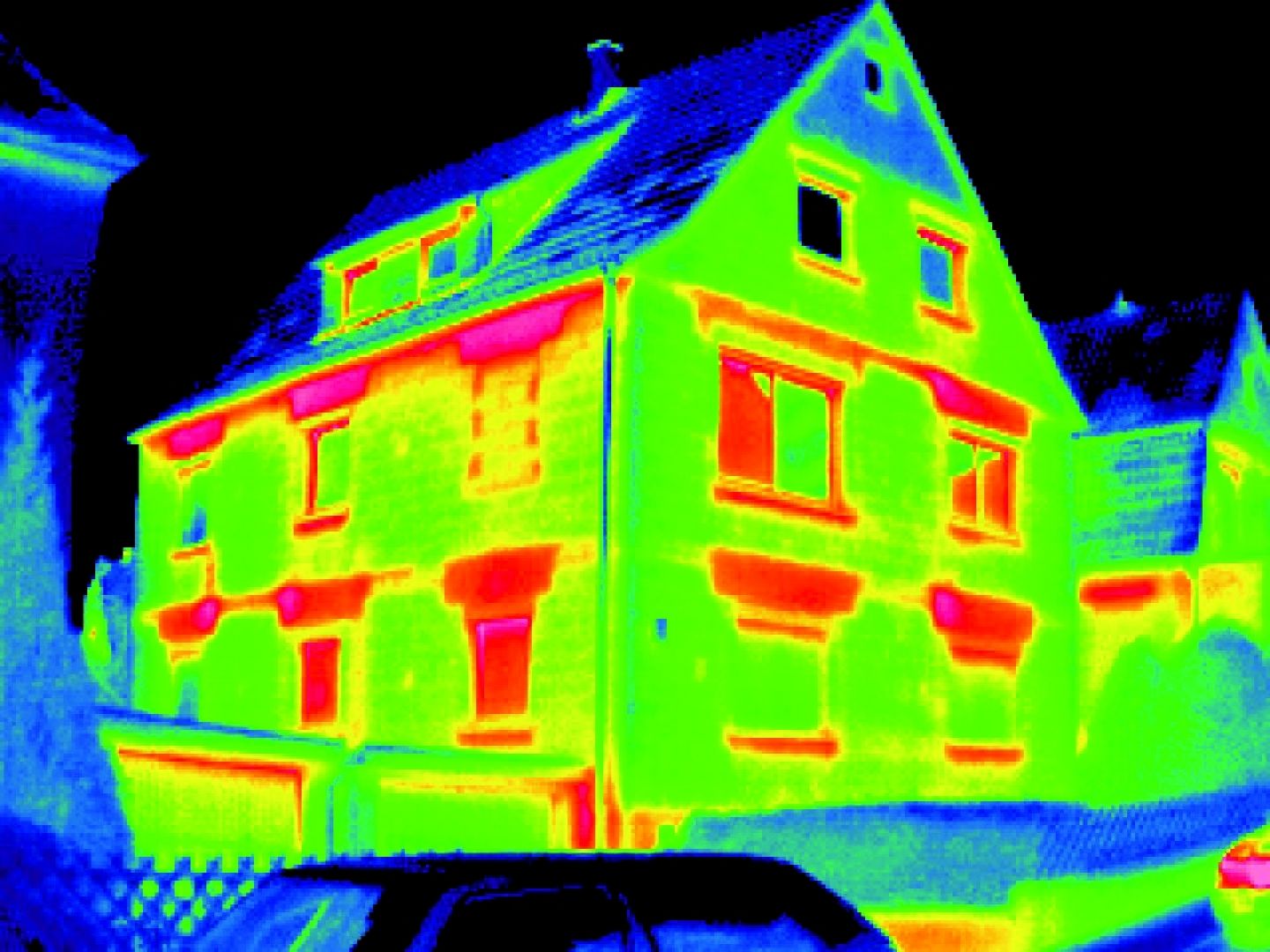 Zdjęcie domu zrobione kamerą termowizyjną. Fot. fischer