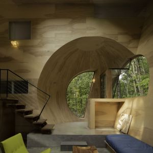 Przestrzenie wewnątrz domu zaprojektowane zostały z wykorzystaniem przecinających się sferycznych, okrągłych form, co nadaje mu niepowtarzalny charakter. Fot. Paul Warchol