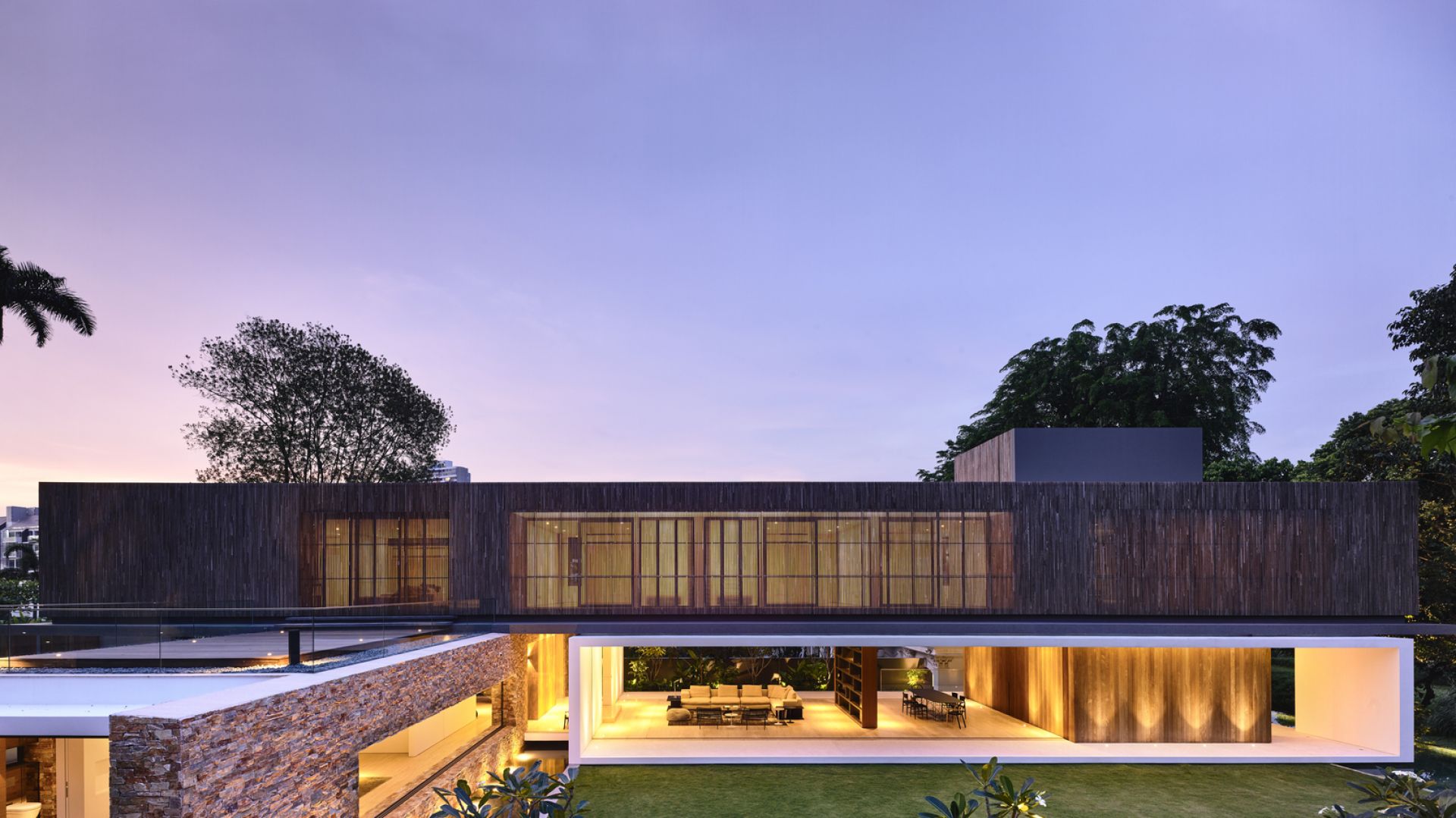 Zobacz dom otwarty na tropikalne piękno egzotycznego Singapuru 