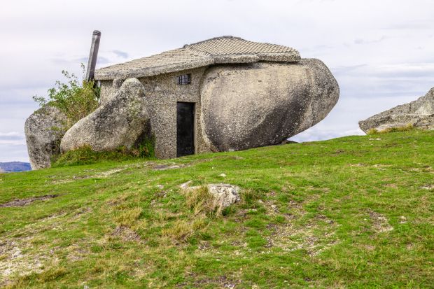 Casa do Penedo, czyli dosłownie dom z kamienia, położony jest w górach Fafe na północy Portugalii. Swym wyglądem przypomina raczej mieszkanie rodziny Flintstone'ów niż architekturę XX wieku. Nic dziwnego. Powstał w czterech głazach narzutowych