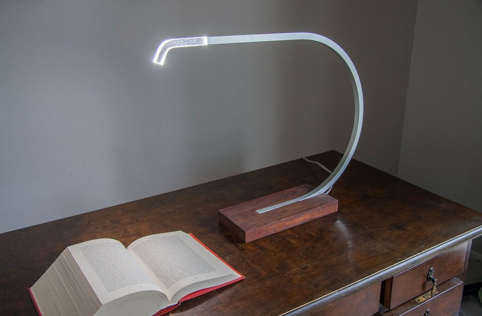 Agmę wyróżnia spośród innych lamp projektowanych przez Jeremiego Nagrabeckiego przede wszystkim zastosowanie nietypowych dla marki Velt materiałów. Fot. Velt