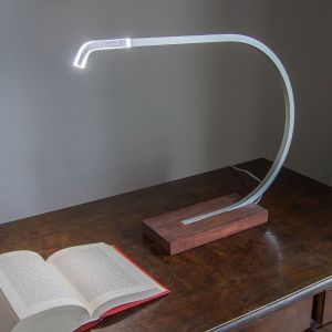 Agmę wyróżnia spośród innych lamp projektowanych przez Jeremiego Nagrabeckiego przede wszystkim zastosowanie nietypowych dla marki Velt materiałów. Fot. Velt