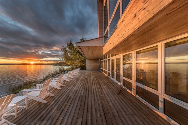 Ten wspaniały dom położony jest na plaży Victoria Beach w Kanadzie zapewnia mieszkańcom spektakularne widoki każdego dnia, dzięki zastosowaniu wysokich przeszkleń. Zaprojektowany przez studio ArchitectsCibinel Architecture, a zbudowany został z 