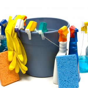 Regularne usuwanie zabrudzeń powstających w domu i drobne prace renowacyjne nie muszą być zmorą, jeżeli sięgniemy po skuteczne detergenty. Fot. Dragon Poland
