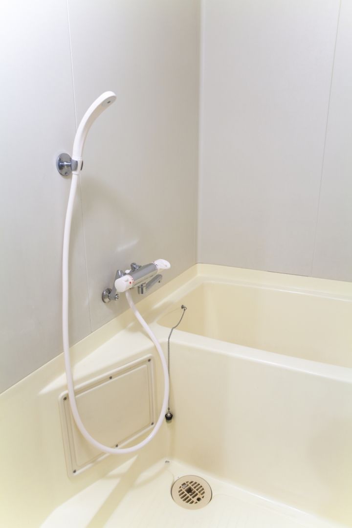 Japończycy bardzo dużą wagę przykładają do higieny – przed kąpielą biorą prysznic. Fot. 123rf.com
