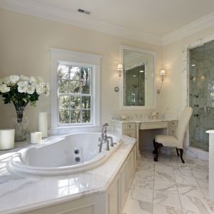 Łazienki w USA są przestronne, pięknie urządzone, z wanną umieszczoną pod oknem. Fot. 123rf.com
