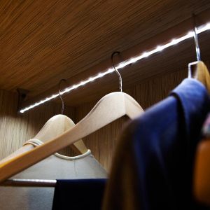 Oświetlenie z czujnikiem ruchu zamontowane w szafie, szafce nocnej, czy pod ramą łóżka ułatwi poruszanie się po pomieszczeniu w nocy, bez konieczności zapalania górnego światła. Fot. Activejet