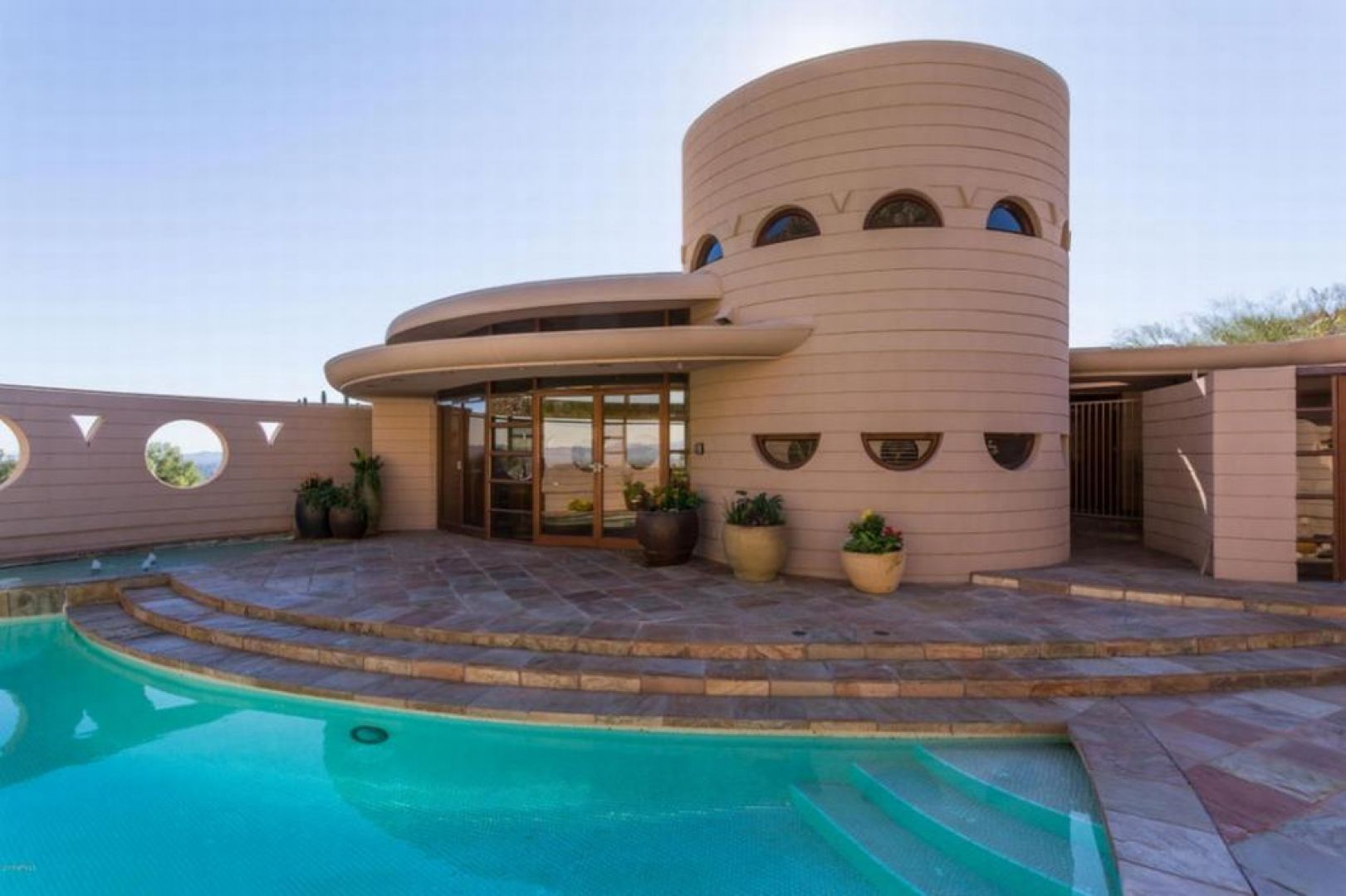Rezydencja najsłynniejszego architekta Ameryki - Franka Lloyda Wrighta. Swój ostatni projekt - Norman Lykes House w Phoenix, zakończył w 1959 roku, w rok swojej śmierci. Obecnie rezydencja jest na sprzedaż za 3,25 miliona dolarów. Fot. Archiwum Redakcyjne