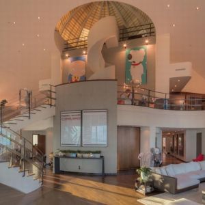 Penthouse w Majami muzyka Pharella Williamsa, który na pewno jest "happy". Sprzedał swoją rezydencję z 7 sypialniami, 5 łazienkami i 5 tys. stóp kwadratowych tarasów i z basenem na dachu. Szacunkowa wartość tej nieruchomości wynosi ok. 12,5 mln dolarów, ale sprzed 2008 roku. Fot. Archiwum Redakcyjne