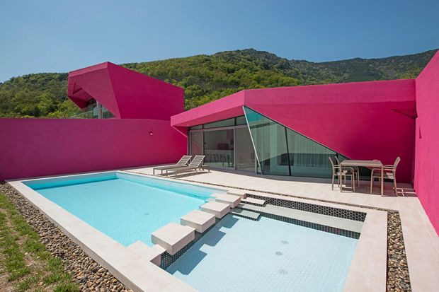 „Miryang Pool Villa” to kolejny projekt koreańskiego architekta Moon Hoona. Chodzi o 4 wille wyróżniające się elewacjami o jaskrawym, różowo-liliowym zabarwieniem oraz nietypowym designerskim kształtem. Całość „okraszona” jest zapieraj�
