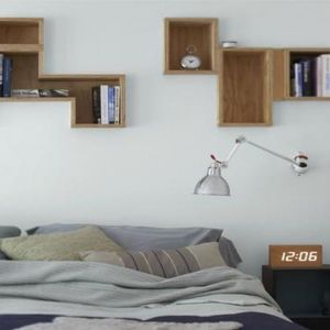 Sypialnia w stylu skandynawskim. Odcienie bieli na ścianach i delikatne drewniane półki na książki to charakterystyczne cechy tego wnętrza. Fot. Dulux