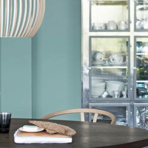 Pomysłowy i praktyczny kredens w skandynawskim stylu z transparentnymi półkami może zagościć w skandynawskiej kuchni lub jadalni. Fot. Dulux 