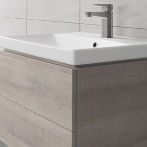 Choć widoczna dziś jest moda na minimalizm, promująca chłodne i proste stylizacje, to w naszych łazienkach nie zabraknie miejsca na meble w wykończeniu imitującym drewno. Fot. Cersanit