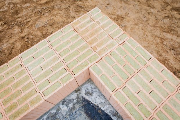 Mirosław Rzeszutko, menedżer produktu ds. rozwiązań ściennych w firmie Wienerberger Ceramika Budowlana podpowiada jakimi właściwościami powinien charakteryzować się materiał do wznoszenia ścian, stosowany przy budowie domów energooszczędnych