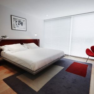 W sypialni można regulować ilość naturalnego światła. W tym wnętrzu również postawiono na minimalizm. Fot. George Zenko