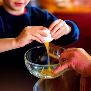 Jeżeli mamy dzieci, które chcą nam pomagać w kuchni to warto zapoznać się z kuchennymi akcesoriami dla naszych pociech. Fot. Pixabay