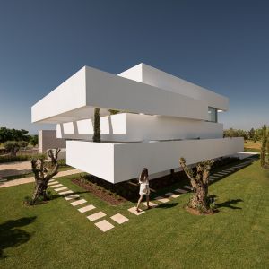 Ten biały, portugalski dom powstał z połączenia pięciu różnych tarasów, ułożonych jeden na drugim. Fot. Ricardo Oliveira Alves
