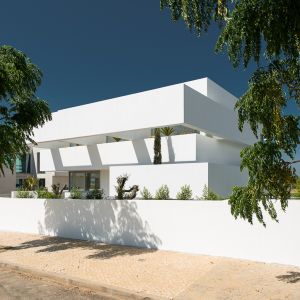 Dom wyróżnia nieskazitelnie biała elewacja. Fot. Ricardo Oliveira Alves