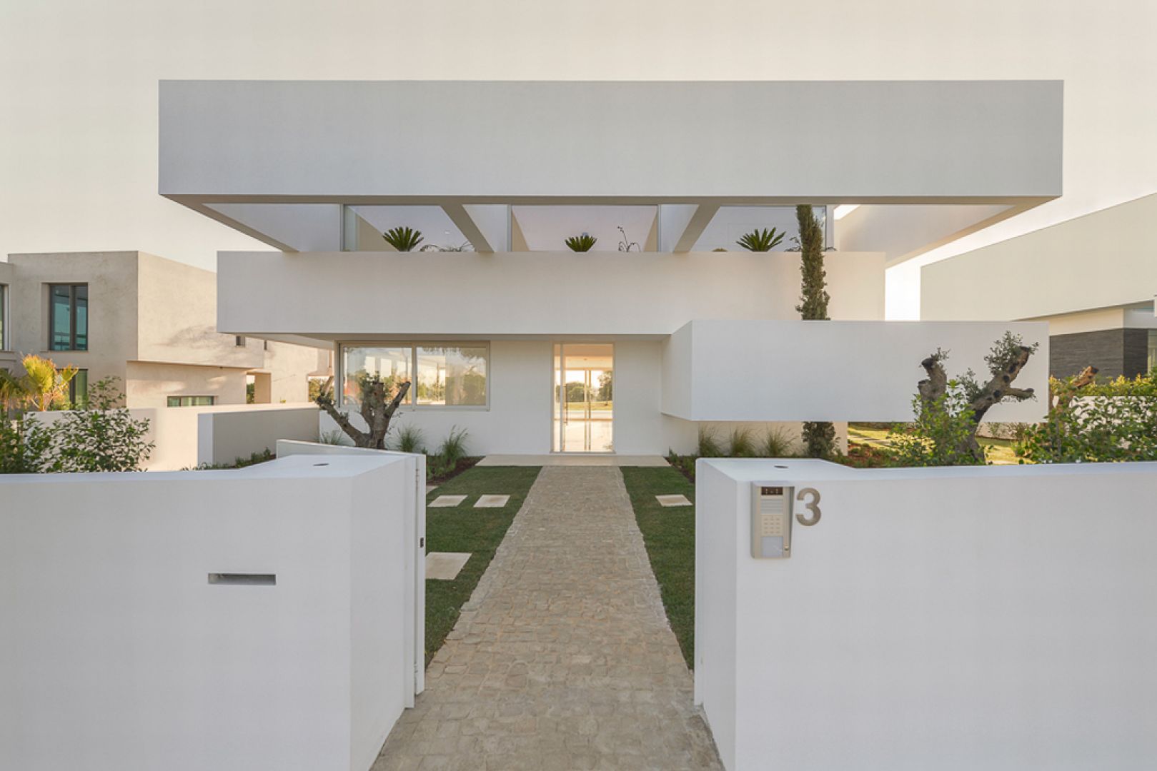 Zapraszamy do tego nietypowego, białego domu wybudowanego w Portugalii. Fot. Ricardo Oliveira Alves