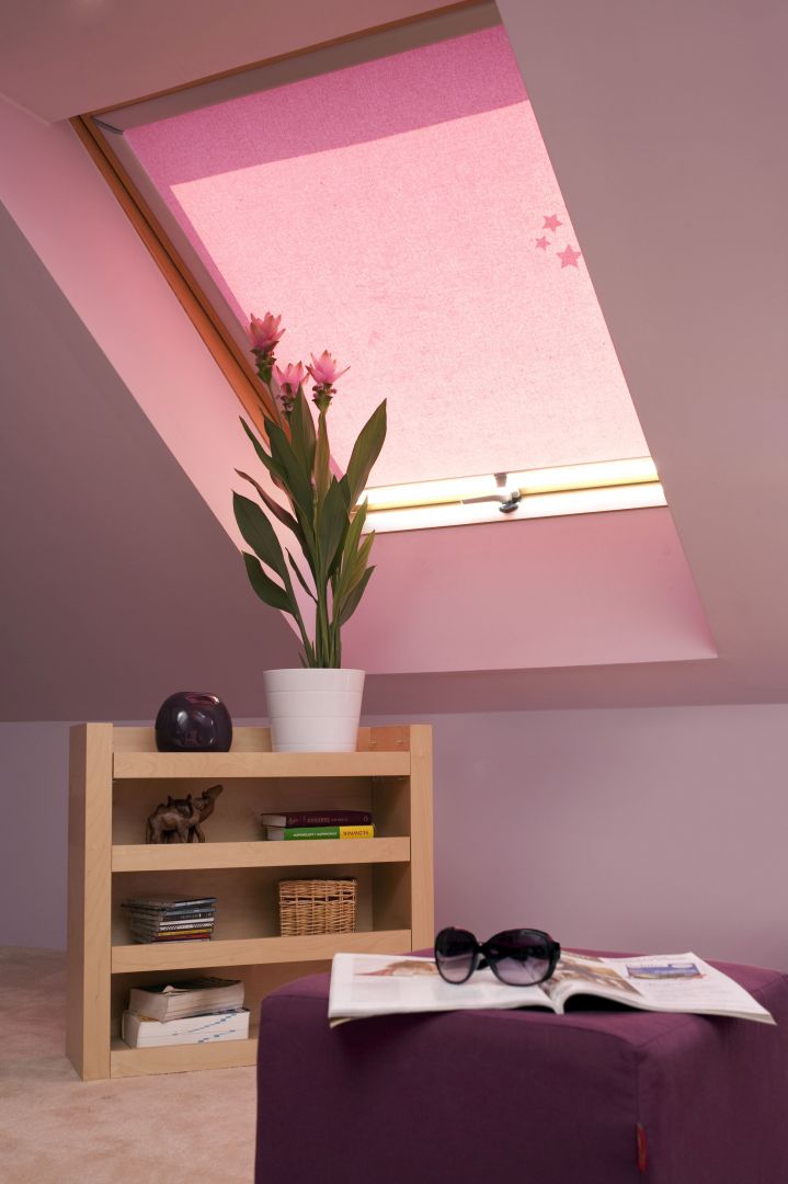 Roleta z tkaniną w kolorze różowym, delikatnie ociepli wnętrze, bez konieczności przemalowywania ścian. Fot. Franc Gardiner