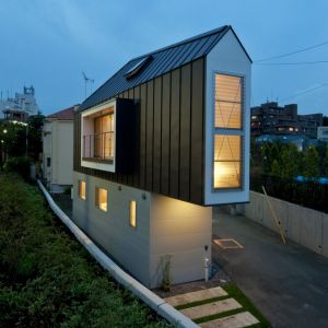Dom jest dowodem na to, że dzięki dobremu projektowi można poradzić sobie z wszelkimi ograniczeniami. Fot. Hiroshi Tanigawa