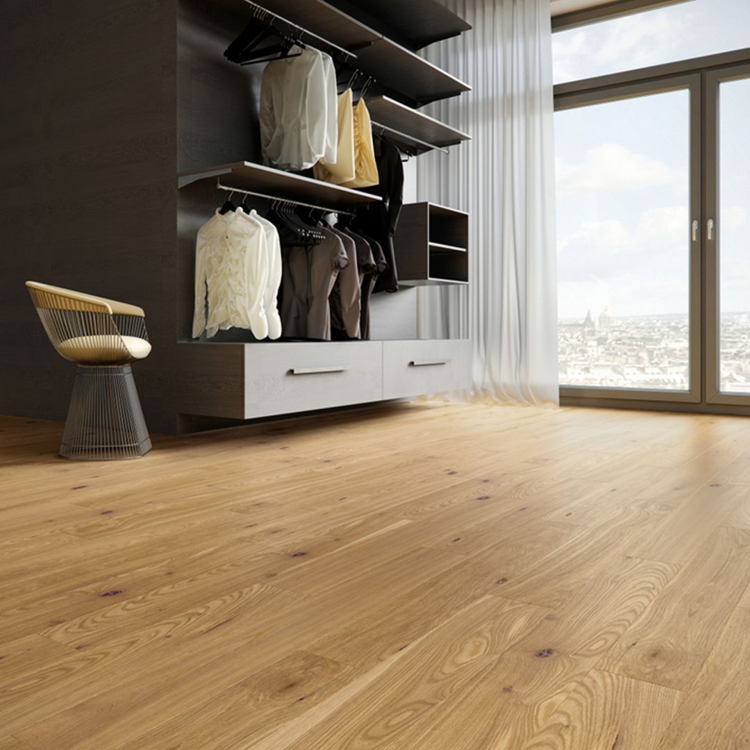 Wąskie deski o różnych długościach to idealne rozwiązanie dla pomieszczeń o nietypowych wymiarach. Fot. Baltic Wood