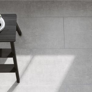 Podłoga i ściany w szarym odcieniu betonu znakomicie komponują się z innymi odcieniami szarości lub bieli, zachowując przy tym swój minimalistyczny, industrialny charakter. Fot. Cersanit