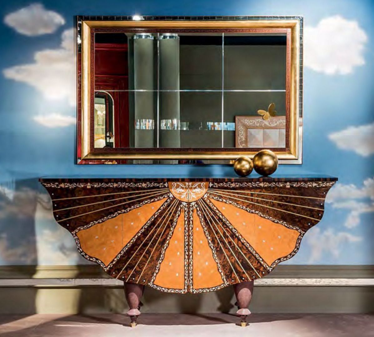 Aranżacja marki Carpanelli, nad komodą lustro  Metamorfosi w potrójnej ramie. Fot. Galeria Heban