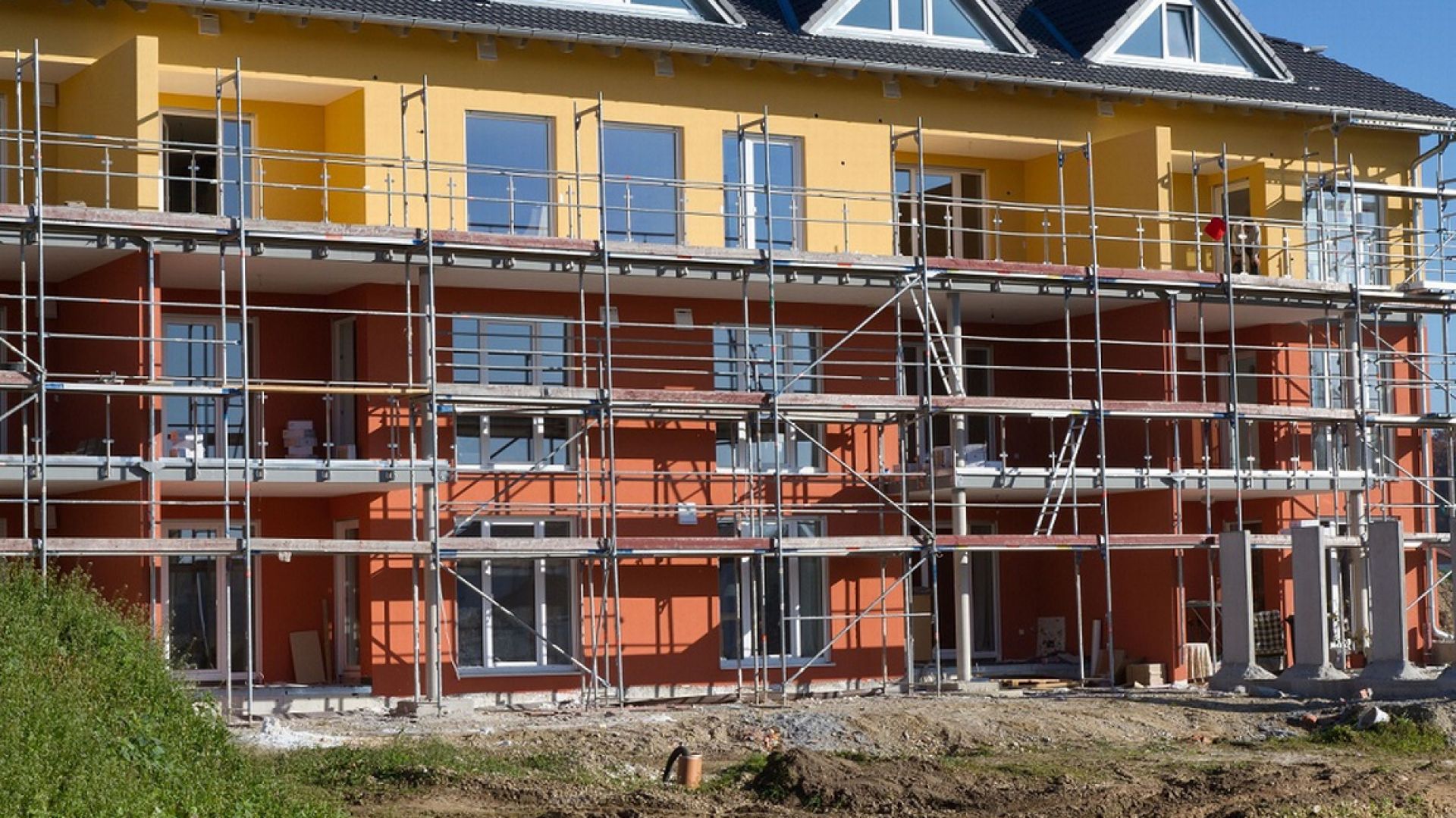 Zadaniem architekta jest takie zaplanowanie pomieszczeń oraz zaproponowanie rozwiązań projektowych, które zminimalizują ryzyko narażenia nas na nadmierny hałas pochodzący od różnorakich źródeł. Aby sprawdzić, czy zadanie to zostało wykonane właściwie, warto podeprzeć się liczbami. Fot. Stowarzyszenie