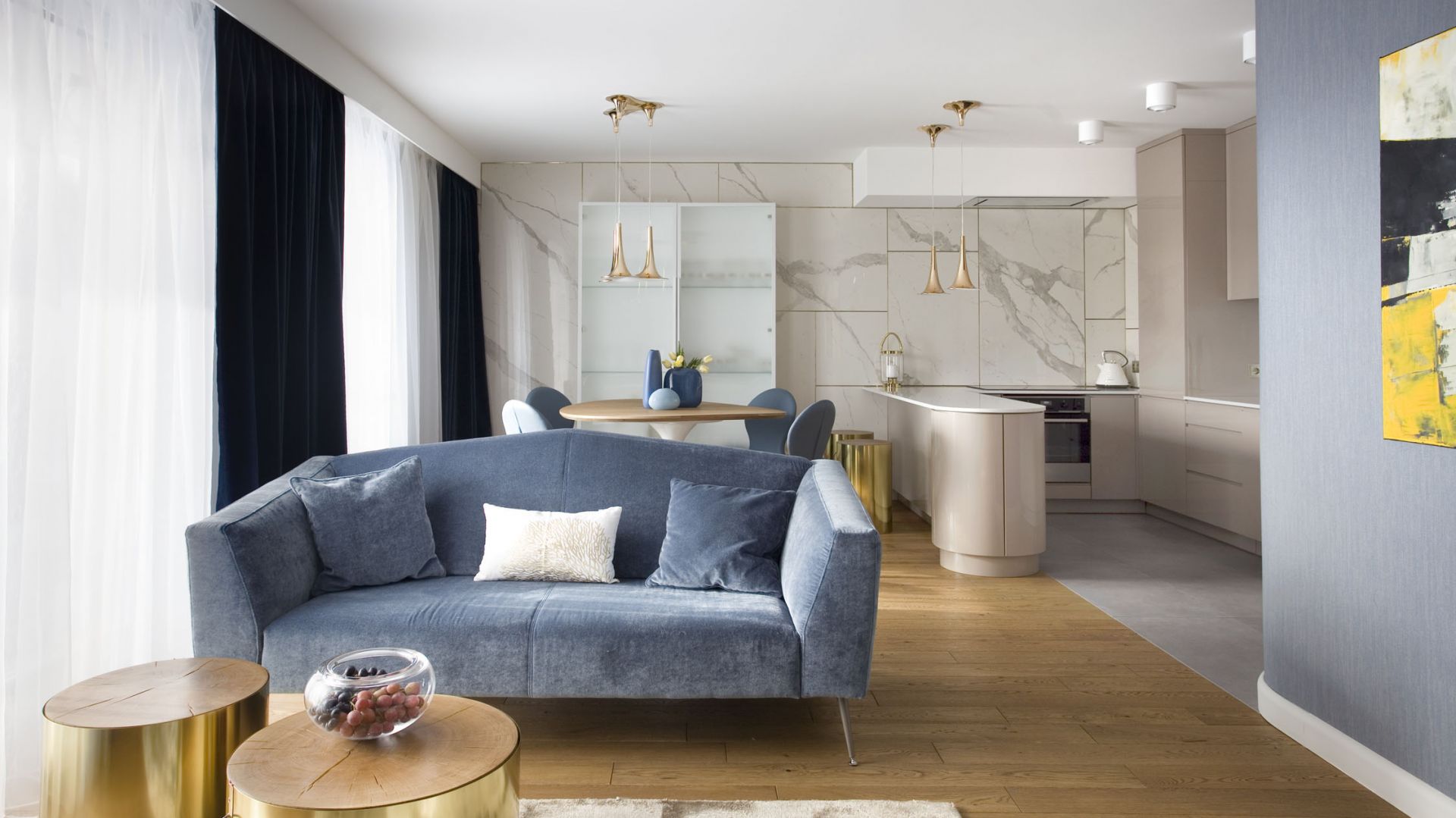 90-metrowy apartament znajduje się na kameralnym osiedlu domków jednorodzinnych, w przyjemnej, zielonej okolicy. Właścicielka – młoda bizneswoman, pasjonatka jazdy konnej, sztuki i podróży, dzieli go ze swoją nastoletnią córką. Fot. Pracownia KAZA, Dekorian